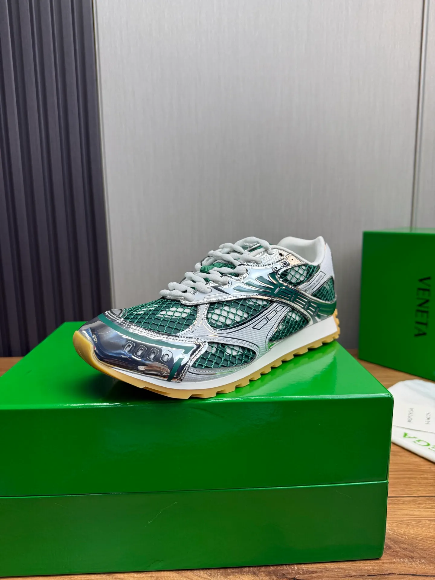 Men's men's shoes 💰620💰 BV top version 𝘽𝙊𝙏𝙏𝙀𝙂𝘼 𝙑𝙀𝙉𝙀𝙏𝘼 Orbit sneakers Wang Yibo same style couple style dad shoes 🩷💚 Runner sneakers, made of lightweight technical mesh fabric. Features a geometric patterned rubber outsole. Pay attention to the package craftsmanship ❕ High version shipping ❗️ Very nice, durable to play with and durable to make ✔️ Standard version 💯💯 The outsole is made of color-blocked TPU outsole. Women’s model 35-41 (40 41 customized) Men’s model 39-46 (45.46 customized) Equipped with original packaging